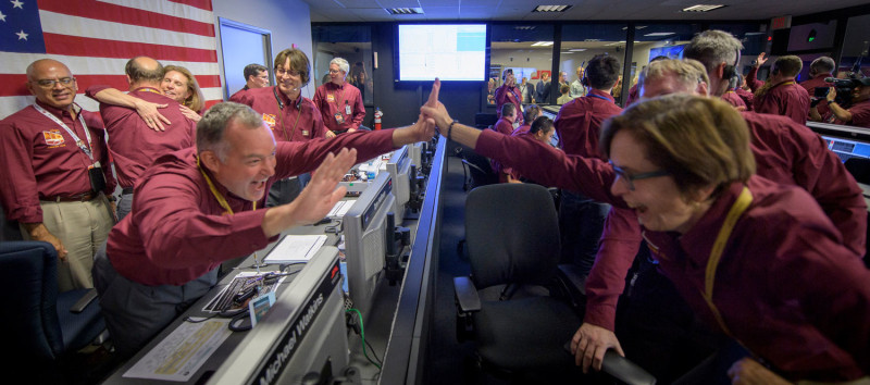 美國太空總署工作人員在見證探測器「洞察號」成功陸火星後，興奮地相互擊掌歡呼。   圖：翻攝NASA/Bill Ingalls