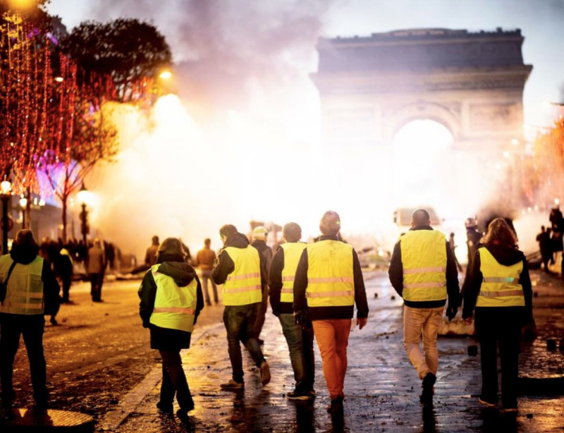 法國抗議加徵柴油稅的「黃背心」運動也如火如荼的在全國多處發起示威以及堵路行動，並在巴黎造成混亂「要癱瘓半個巴黎」。   圖/蔡筱穎提供