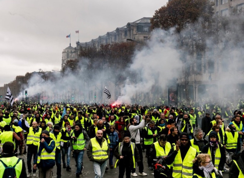 法國從11月17 日起，爆發了2000 多起以癱瘓交通為手段的反對馬克宏總統政策的示威抗議行動。   圖/蔡筱穎提供