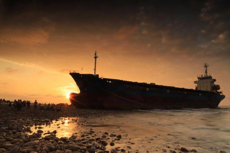 故障又斑駁的舊貨輪，在海邊櫬著夕陽微光，有一種孤獨又頹圮的美感。   圖：拍鳥俱樂部鳥友張順德／提供