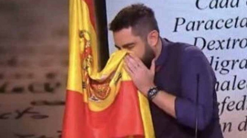 西班牙諧星馬德歐在電視短劇演出中拿國旗來擤鼻涕而吃上官司。   圖 : 翻攝自marca.com