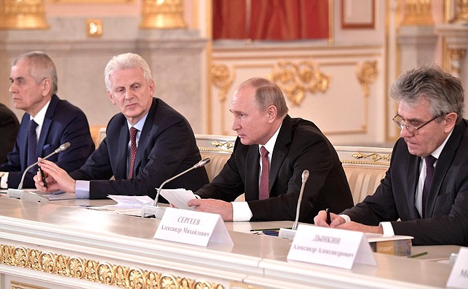 俄羅斯總統普亭（右二）不甩烏克蘭指控。   圖：翻攝克里姆林宮
