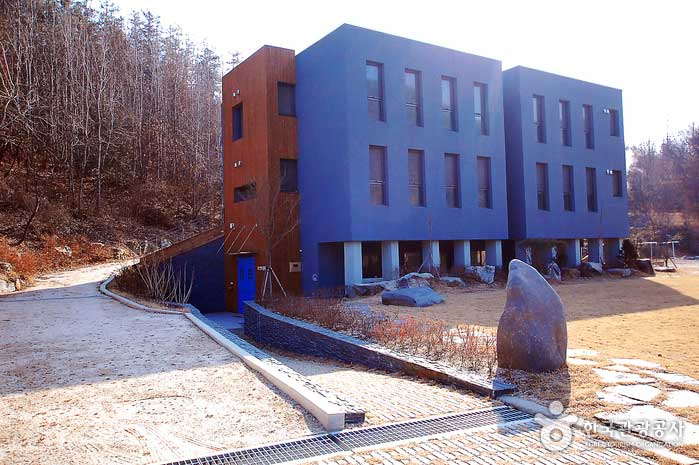 韓國內心監獄位於江原道洪川郡，裡面的32毎房間都做成牢房模樣，幾乎與世隔絕。   圖：翻攝visitkorea官網