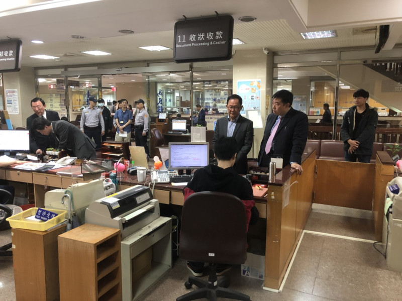 丁守中在律師陪同下赴台北地院聲請重新驗票，市長選舉延長賽正式開打。   圖：丁守中辦公室/提供