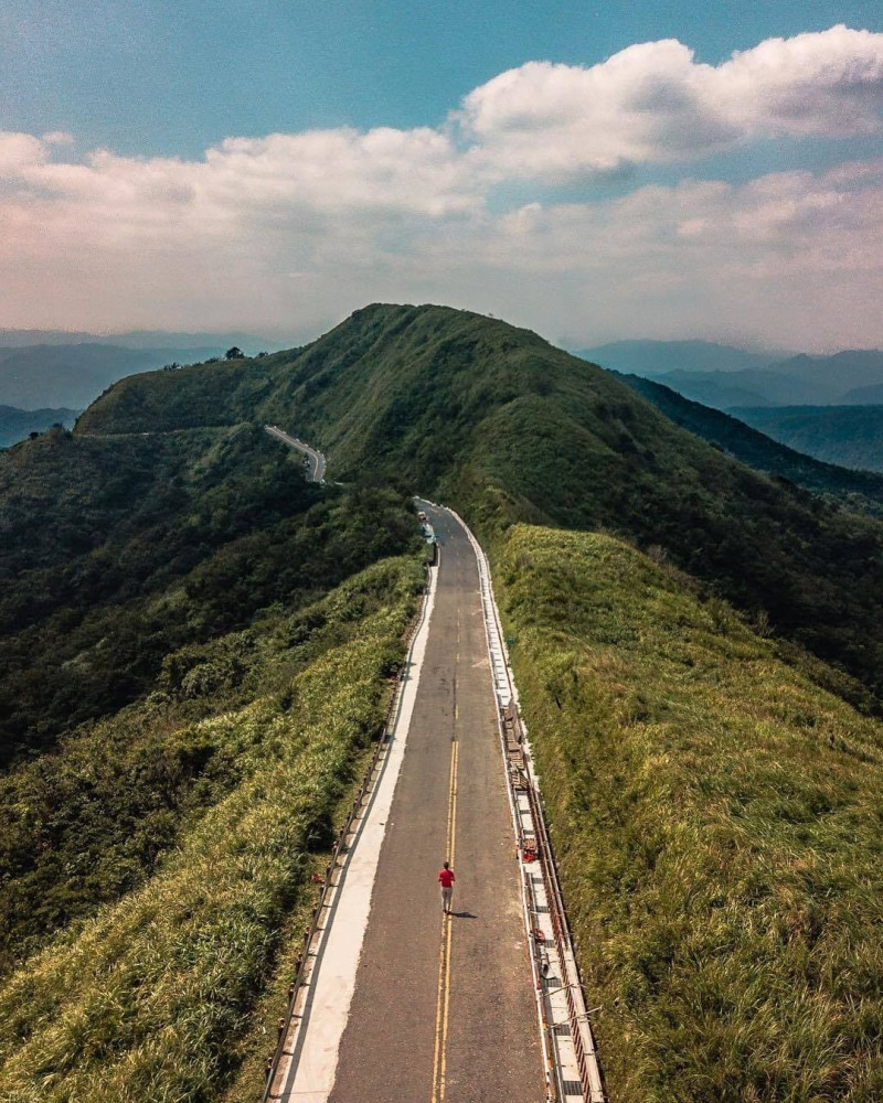 民眾拍下「102寂寞公路–不厭亭」的遼闊場景，網友表示：「這真的是台北嗎！」   圖：取自「台北旅遊網」官方IG