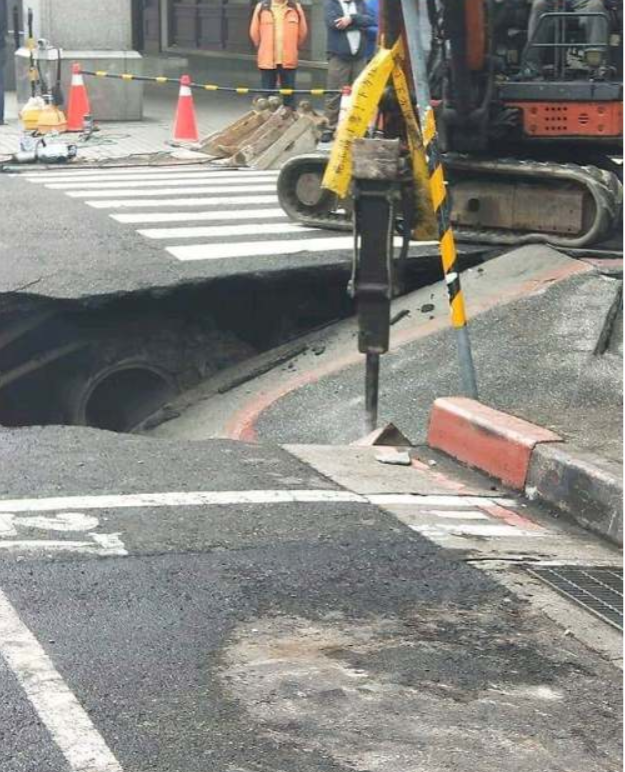 台北市吉林路今(28)日下午驚見「大坑洞」，目前相關單位已到現場釐清。   圖：翻攝自爆料公社