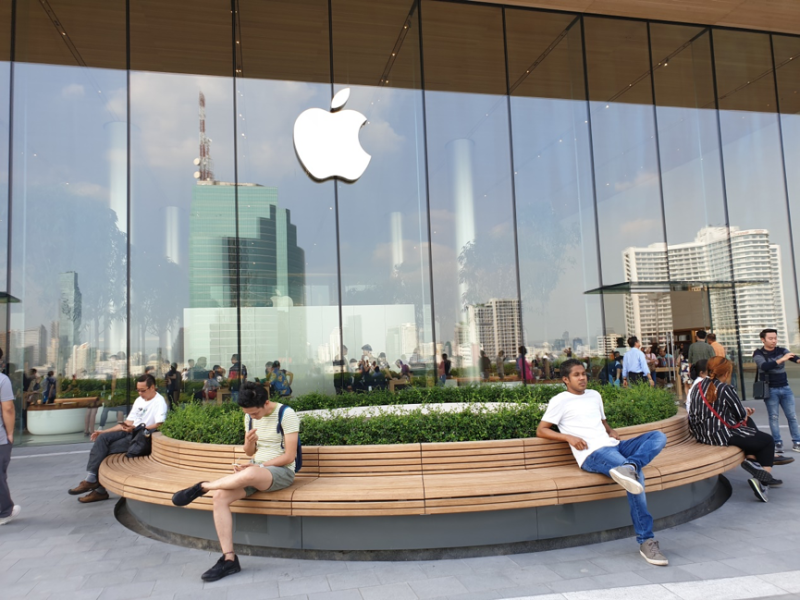 座落於空中花園旁的泰國第一間蘋果直營店(Apple Store)。   圖：陳文太/提供
