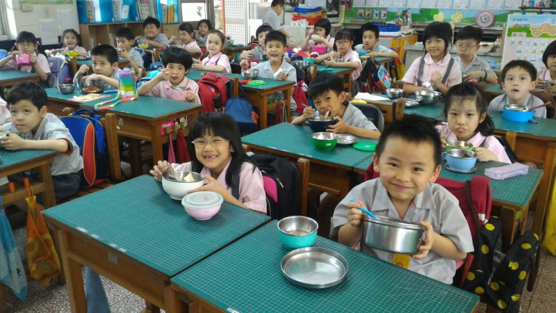政府、學校及家長共同努力讓學童「食」在快樂、健康與安心。   圖：教育部／提供