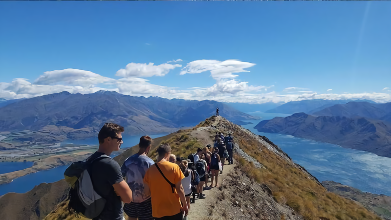 紐西蘭知名景點羅伊峰，近日遊客絡繹不絕、排隊自成人龍。   圖／推特