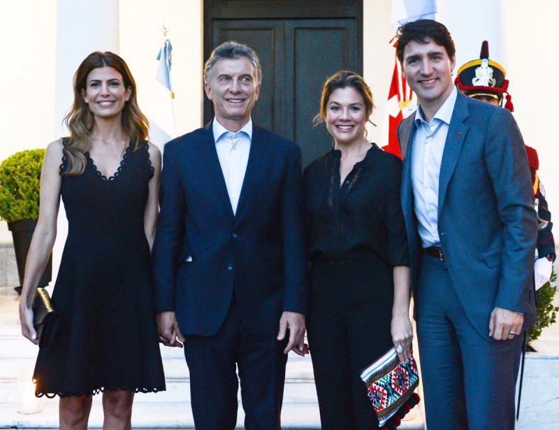 阿根廷主辦本屆G20高峰會，總統馬克里（左二）接待加拿大總理杜魯道（右起）伉儷。   圖：翻攝馬克里IG