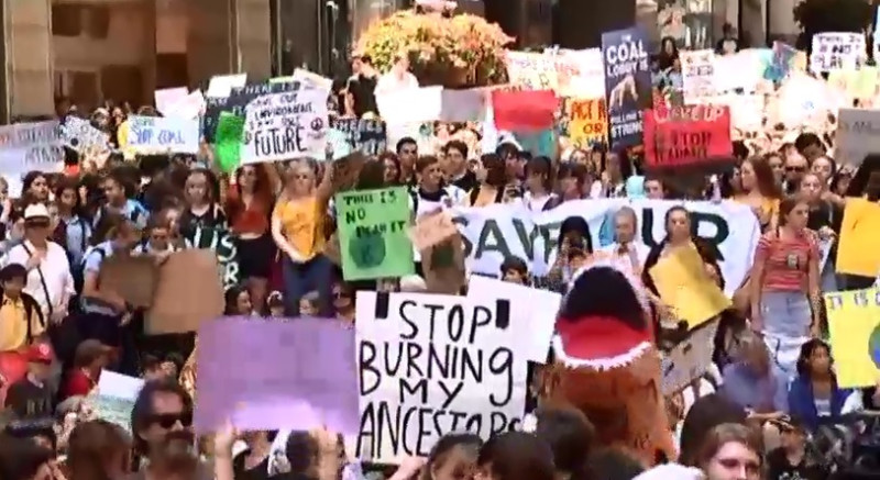 數以千計的澳洲中小學生今（30）日集體蹺課，呼籲政府立即採取行動因應氣候變遷。   圖：翻攝Youtube