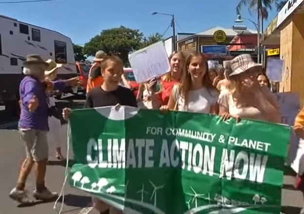 澳洲中小學生手持抗議牌，誓言保護地球的未來。   圖：翻攝Youtube