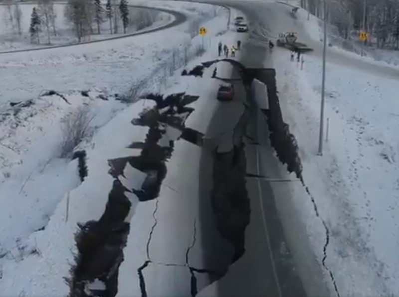 美國阿拉斯加州（Alaska）第一大城安克拉治發生規模7.0強震，通往機場的馬路有巨大裂縫，一輛汽車受困。   圖/翻攝自推特