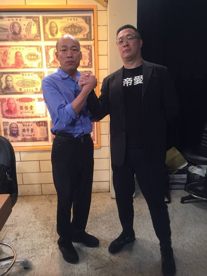 前高雄市長韓國瑜（左）與宅神朱學恆（右）日前合照。   圖／翻攝自朱學恒的阿宅萬事通事務所