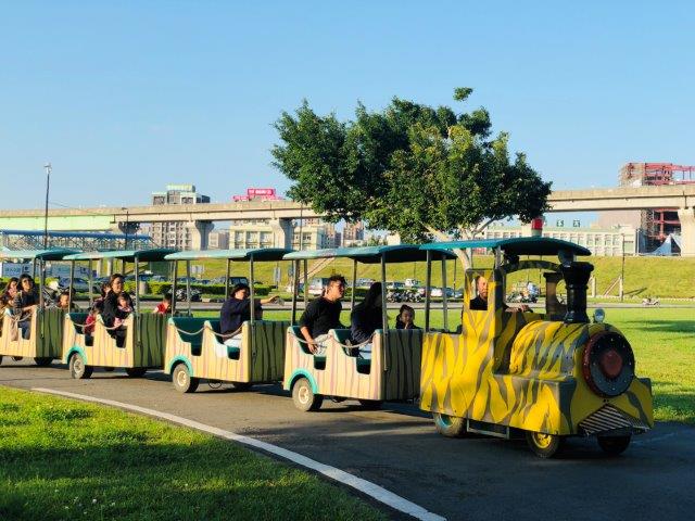 即日起至108年1月1日，新北市高灘處每週假日在大台北都會公園推出免費「幸福小火車」。   圖：新北市政府／提供