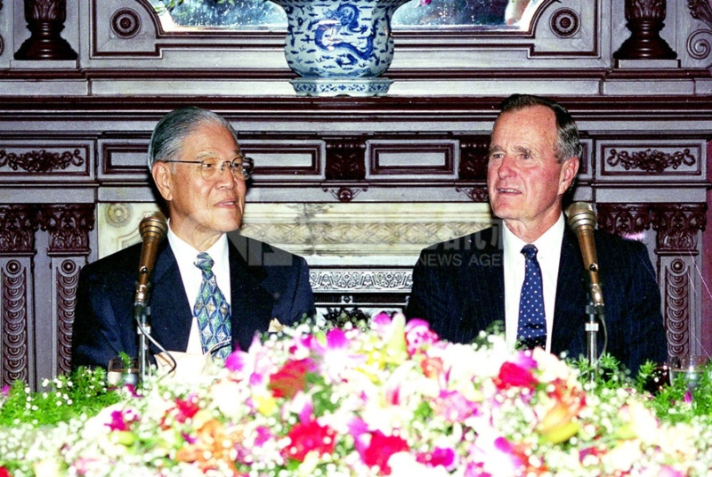 美國前總統布希（右）1993年訪台，時任中華民國總統李登輝（左）以晚宴款待。   圖/中央社
