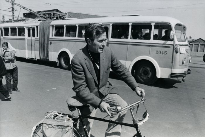 老布希1974年被任命為美國駐北京聯絡辦事處主任，留下在中國騎腳踏車的照片。   （圖取自老布希總統圖書館及博物館網頁bush41library.tamu.edu）