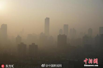 北京遭嚴重霧霾籠罩，啟動應急管控措施。   圖/中新社