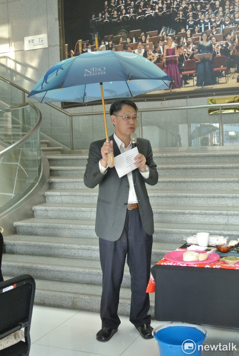 國台交團長劉玄詠向來賓說明團慶紀念傘的由來。   唐復年/攝