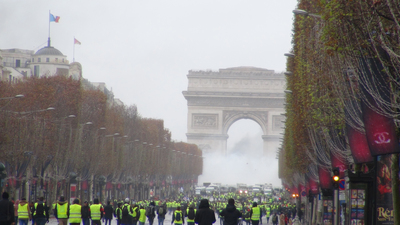 法國黃背心運動第3度在全國進行，警方事先集結在巴黎香榭麗舍大道，多數民眾和平抗議，但也有更多暴力分子混入，可能模糊抗議政府調漲燃油稅的訴求。   圖/中央社