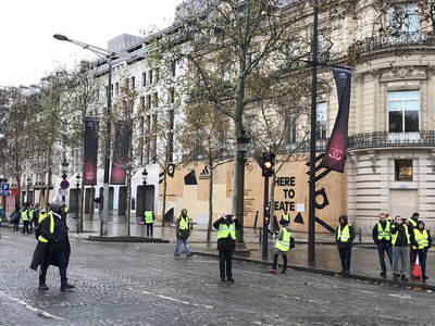 法國黃背心運動第3度在全國進行，巴黎香榭麗舍大道部分商家上週遭暴力分子破壞，擔心抗議行動再度失控，多數選擇歇業一天，並用木板封住櫥窗作為保護。   圖/中央社