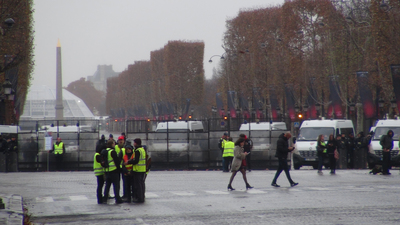 法國黃背心運動第3波的主戰場仍在巴黎香榭麗舍大道。上週香榭大道因抗議行動失控而陷入混亂，這次警方動員從3000人增到5000人，從天未亮到入夜都在執勤。   圖/中央社