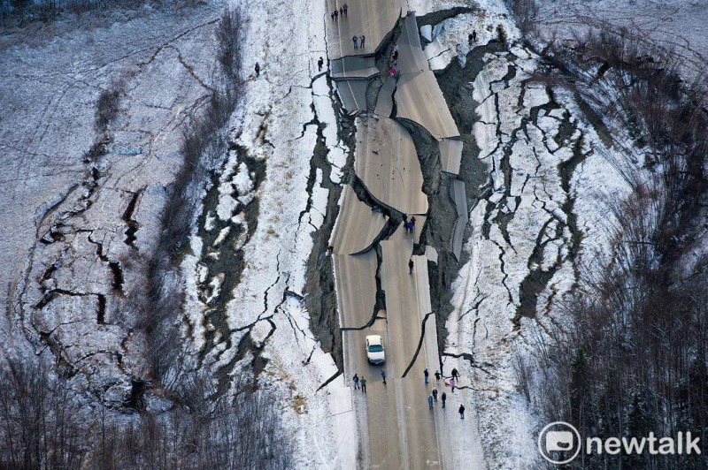 阿拉斯加州發生7.0強震，公路變形斷裂，目前正在搶修。   圖:源自臉書社團。