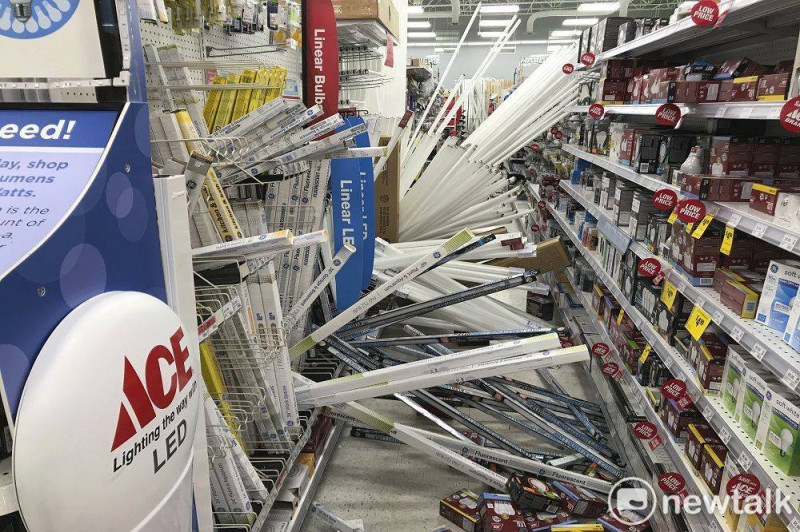 強震導致商店內物品倒塌，東西散亂一地。   圖:源自臉書社團。