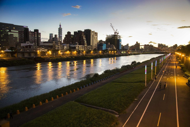 想欣賞河濱夜景可騎基隆河自行車道。   圖：台北市政府工務局水利工程處／提供