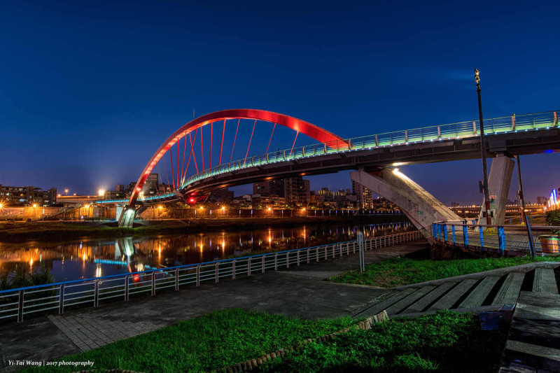 基隆河自行車道可欣賞到彩虹橋。   圖：台北市政府工務局水利工程處／提供