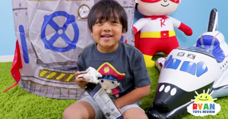 年齡僅7歲的美國男童，因為開設「Ryan ToysReview」頻道，大受小學生歡迎，躋身《富比士》雜誌富豪榜。   圖：翻攝YouTube/Ryan ToysReview頻道