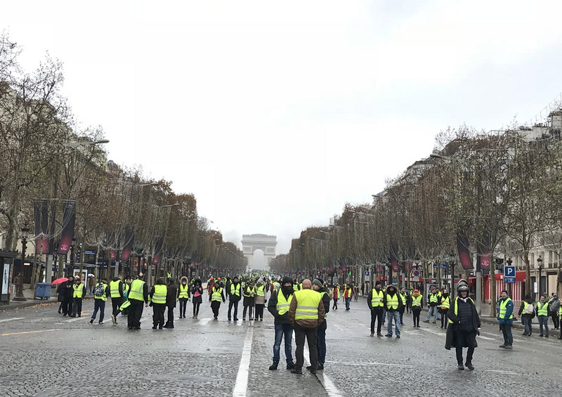 法國「黃背心」運動因暴力行為變調，政府目前無意宣布緊急狀態，但總統馬克宏已召開危機因應會議。   圖 : 中央社