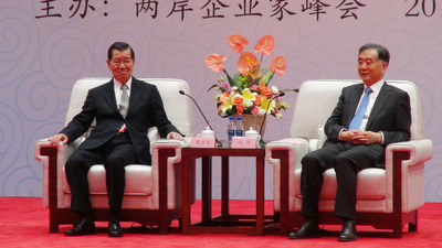 兩岸企業家峰會4日在廈門舉行，中國全國政協主席汪洋（右）在開幕式前，與前副總統蕭萬長（左）及台灣與會團員會晤。   圖：中央社