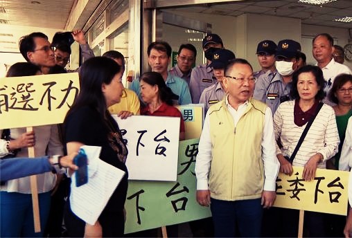 數十位民進黨員赴高雄市黨部要求主委趙文男負起敗選責任，辭職下台。   圖：民進黨員提供
