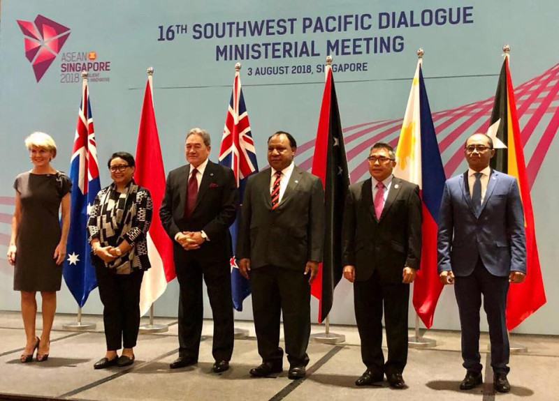 紐西蘭外交部長彼得斯（左三）表示將「重設太平洋戰略」，加強與太平洋島國的外交關係。   圖：翻攝彼得斯臉書