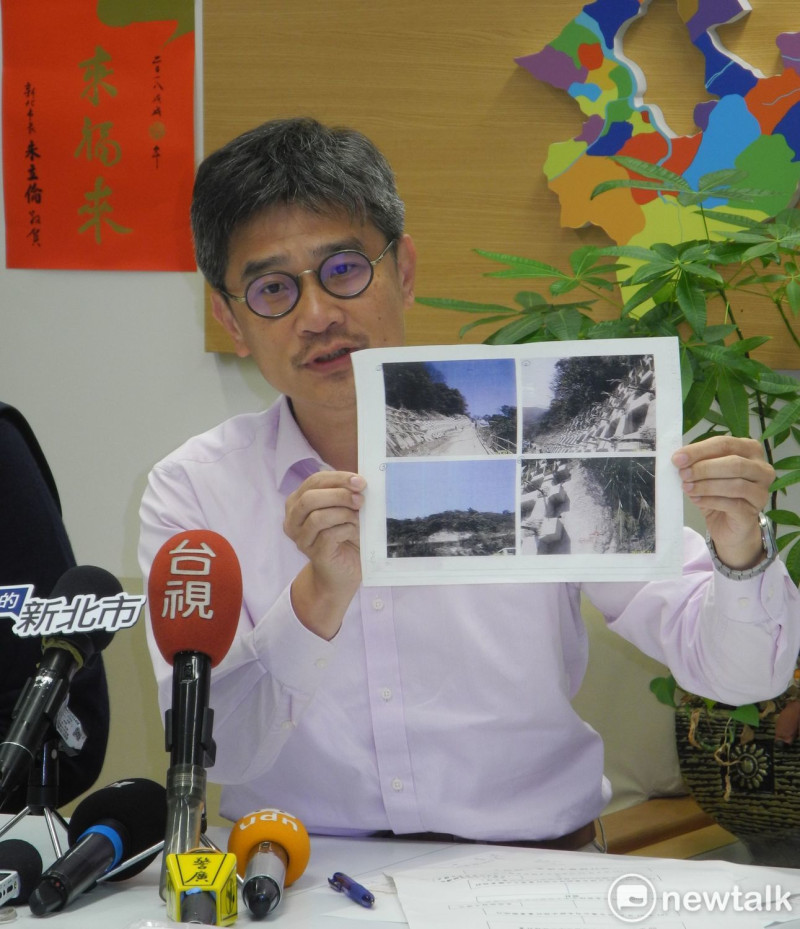 新北市農業局長李玟出示去年0602豪大雨，核一廠邊坡土石崩塌的情況。   圖：王峻昌/攝