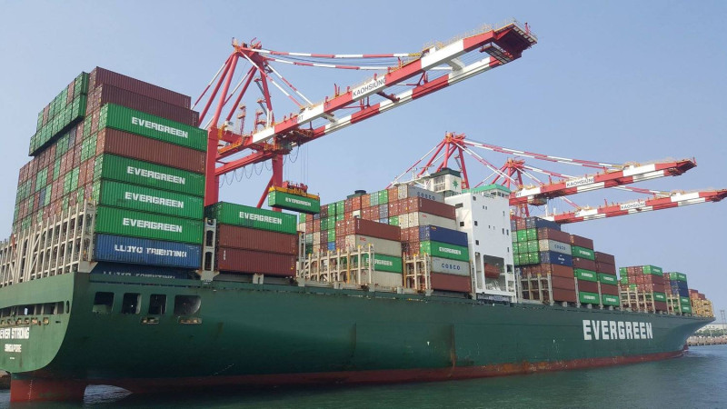 台灣港務公司表示，今年1至11月全台貨櫃量已突破1,400萬TEU，貨櫃量將成為歷年最高。   圖：擷取自臺灣港務股份有限公司臉書