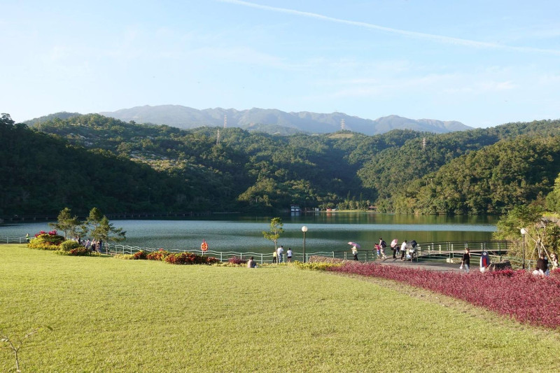 龍潭湖的美景，湖畔旁的草皮也是野餐的好地方。   圖：臉書宜蘭ㄚ欣的美食日誌／授權提供