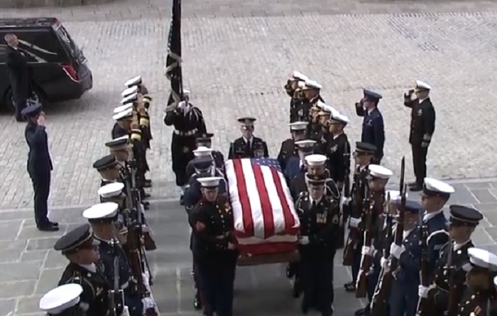 美國前總統老布希（George H.W. Bush）國葬儀式。   圖：翻攝Youtube