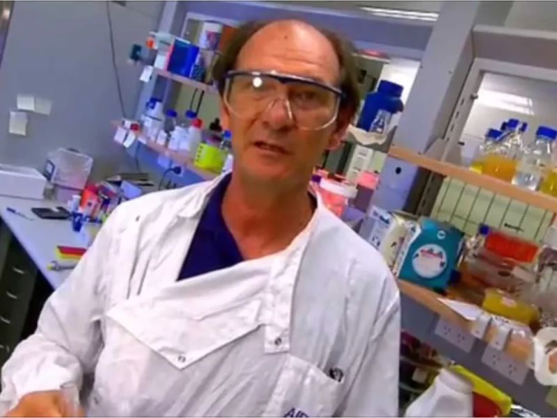特勞教授（Matt Trau，如圖）發表聲明說：「癌症DNA分子所形成的立體奈米結構，完全不同於正常的DNA，這一發現是重大突破，得以產生全新的檢測方法，可以非侵入的方式在任何組織型態中檢測癌症，包括血液在內。」   圖：翻攝自Youtube
