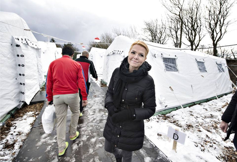 丹麥移民大臣斯陶伯（右）在Facebook表示「難民是多餘的」，圖為她探視難民收容中心，表示將緊縮相關經費。   圖：翻攝斯陶伯臉書