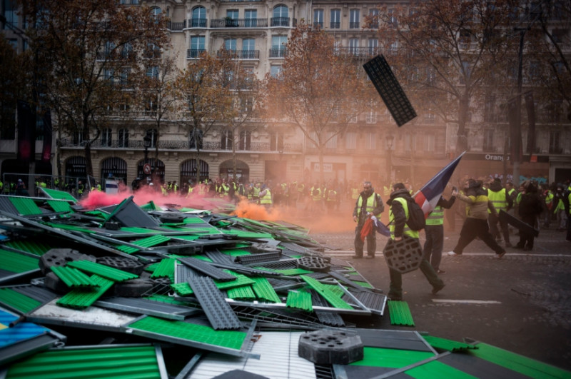 法國抗議加徵柴油稅的「黃背心」運動，如火如荼的在全國多處發起示威以及堵路行動，並在巴黎造成混亂「要癱瘓半個巴黎」。   圖：達志影像/美聯社資料照片
