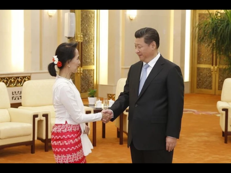 中國外交部長王毅在與翁山蘇姬會面後，提出了「中緬經濟走廊」的建議，翁山蘇姬隨即表示了讚賞，她並認為，中方提出的這一倡議與緬甸國家發展規劃有諸多契合之處。圖為2015年6月10日，翁山蘇姬首度訪問中國，會見中共總書記習近平。   圖：翻攝自Youtube