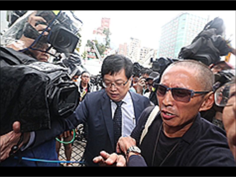 導演鈕承澤（右）捲入性侵案，7日上午在律師胡原龍 （右2）陪同下赴台北市大安警分局說明。   圖：中央社