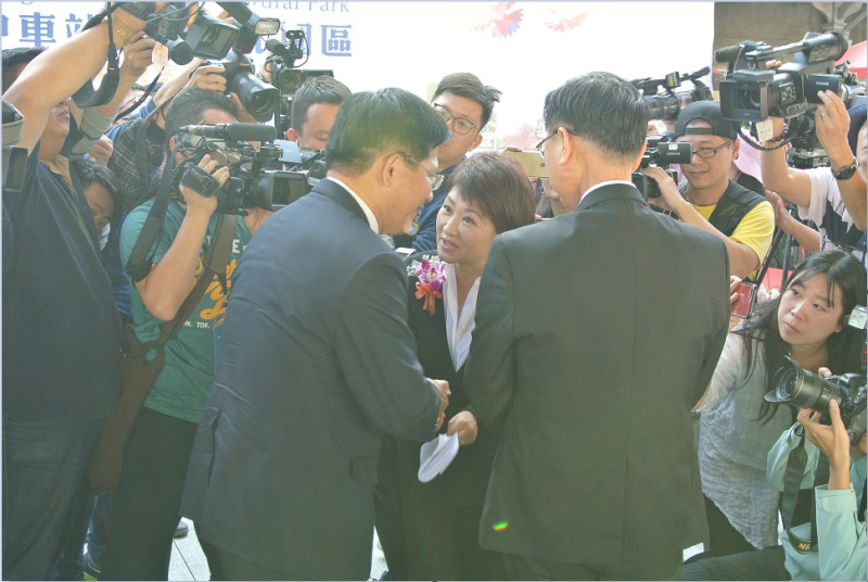 1124投票日之後，台中市長林佳龍與當選人盧秀燕首度見面。   圖：唐復年/攝