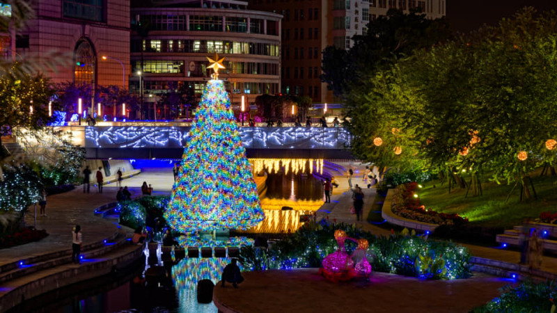 台中市柳川、豐原葫蘆墩川的水中耶誕樹將於今明兩晚點燈。   圖：截自林佳龍臉書