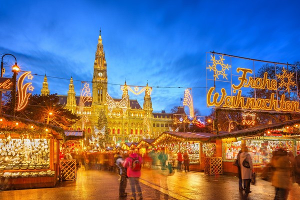 在《TripleFeet易遊記》裡，大家也能輕鬆看見維也納聖誕市集的美景。   圖：截自shutterstock.com網站