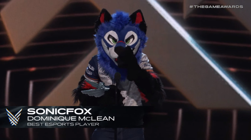 獲得年度電競選手獎項SonicFox站上舞台依舊帶著招牌狐狸頭套。   圖：翻攝自TGA YouTube