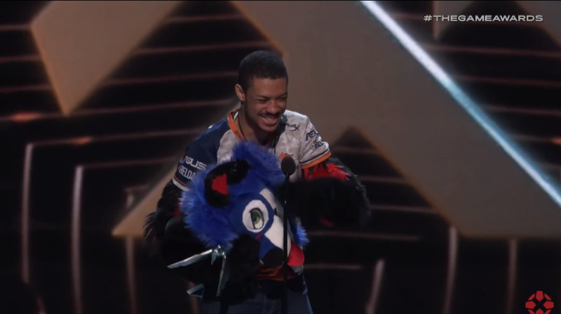 SonicFox走上舞台受獎更是不忘戴著他的招牌藍色狐狸頭套。   圖：翻攝自TGA YouTube