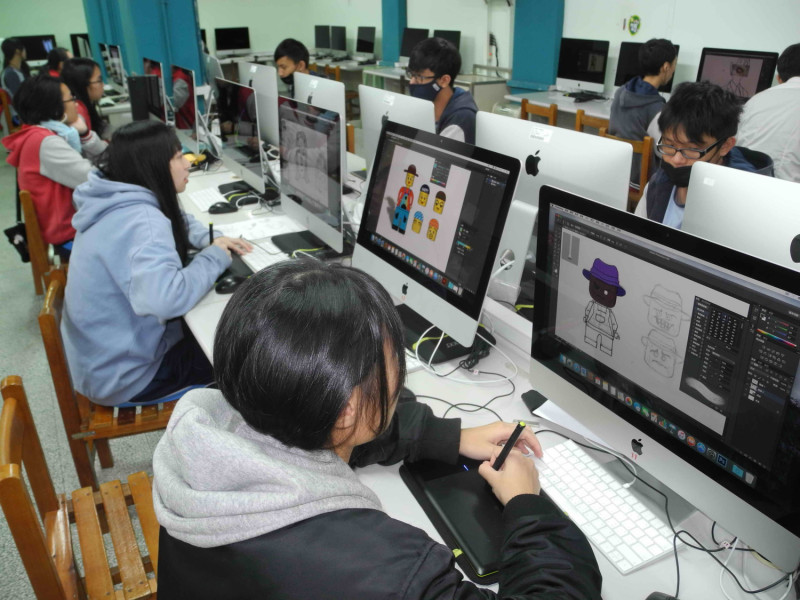 智光商工美工科學生進行電腦繪圖課程，訓練學生專業能力。   圖：王峻昌 /攝